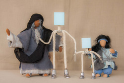 Figurines de deux personnages en corde puis fini